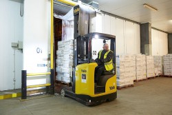 Xe nâng điện reach truck và ứng dụng trong ngành dược phẩm