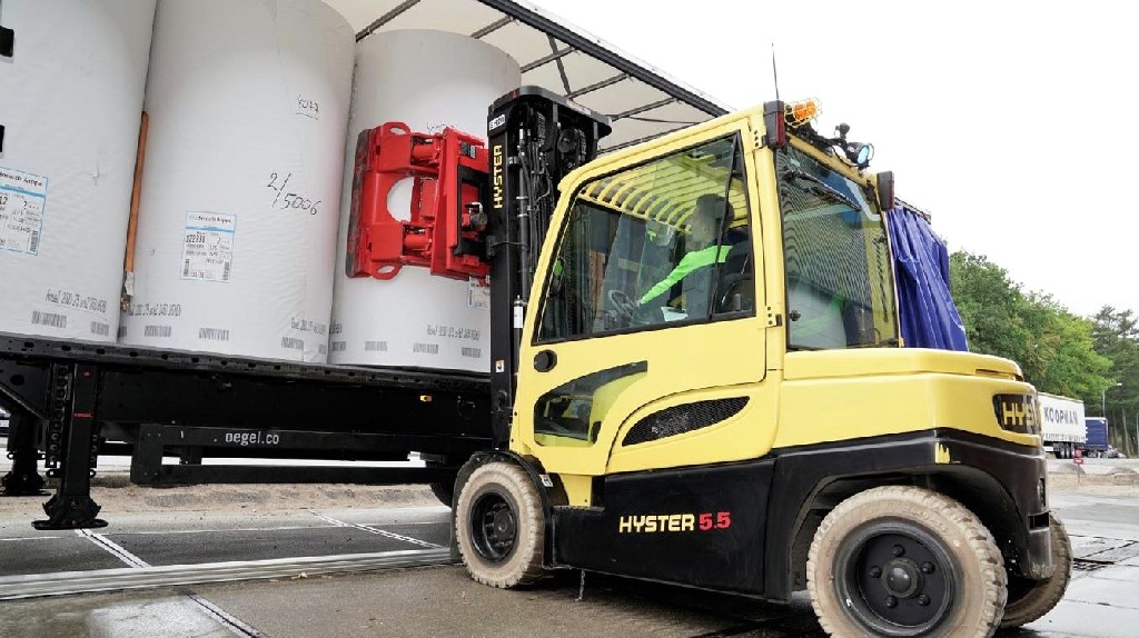 Xe nâng cuộn giấy & 4 giải pháp phòng tránh thiệt hại khi nâng hạ cuộn giấy - 6 lí do lựa chọn xe nâng Hyster dùng cho ngành giấy! Xe nâng cuộn giấy & 4 giải pháp phòng tránh thiệt hại khi nâng hạ cuộn giấy - 6 lí do lựa chọn xe nâng Hyster dùng cho ngành giấy!