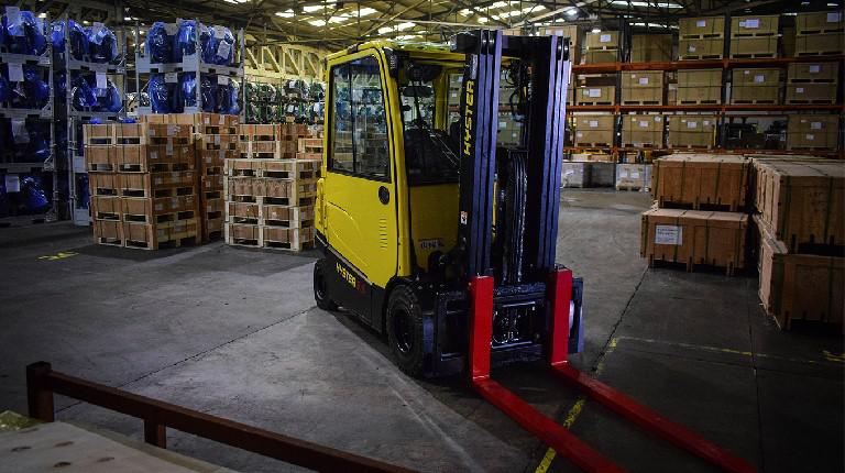 Xe nâng điện 4 bánh và ứng dụng tuyệt vời của xe nâng chui container