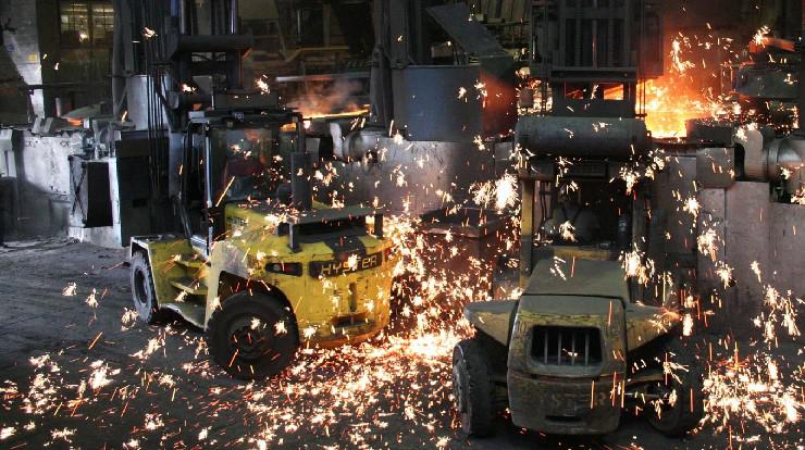 Xe nâng hạng nặng và 5 giải pháp hiệu quả ứng dụng cho ngành đúc & luyện kim Xe nâng hạng nặng và 5 giải pháp hiệu quả ứng dụng cho ngành đúc & luyện kim