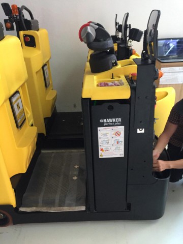 Xe nâng người tầm thấp là xe nâng sử dụng động cơ điện để di chuyển hàng hóa và đưa người nhặt hàng theo các đơn khác nhau. Xe này cũng là một kiểu xe nâng người lái đứng làm việc